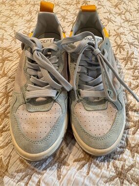 Concept Women's Low-Top Sneakers in Light Gray with Yellow Tab